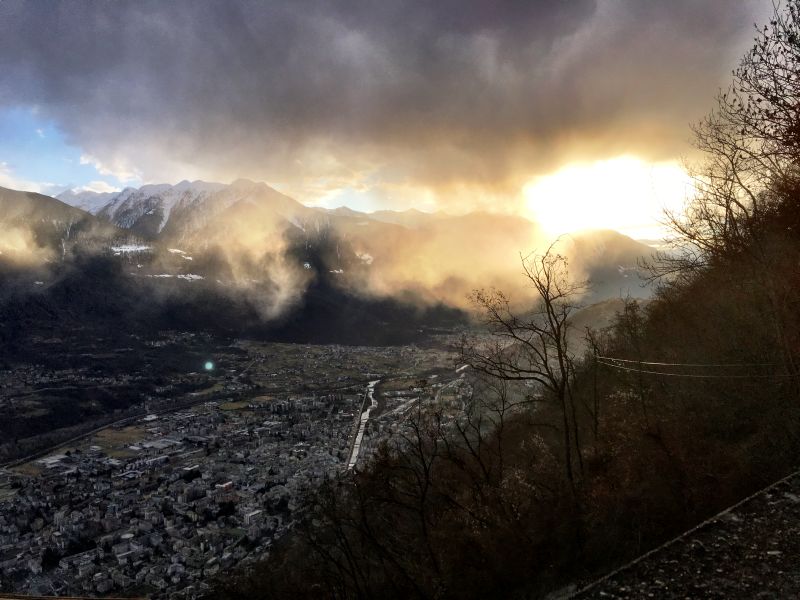 Vista di Sondrio dalla postazione di IQ2UL.